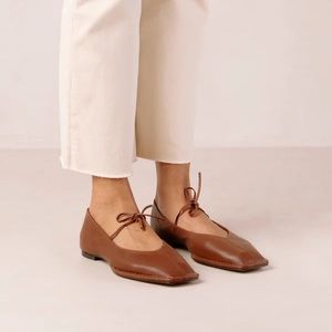 NWT Alohas Sway flat in chestnut brown